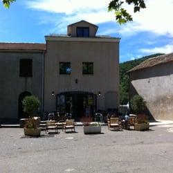 Bar Chez Tintin - Ungeschminkter Blick auf den Eingang. Rechts daneben die kleine Kapelle.