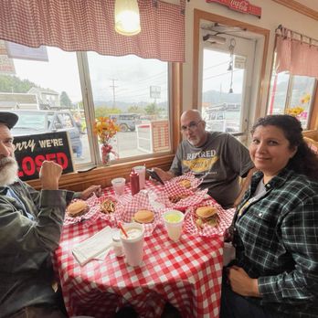 Dj's Burger Bar - Inside Dj's Burger Bar! - Burgers Near Me - Rio Dell, California