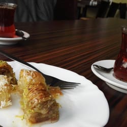 Kristall - Baklava und Tee als kleines Geschenk vom Haus :-)