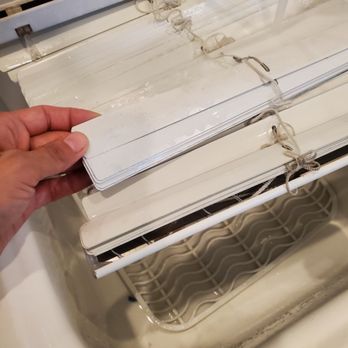 Cali Cleaning Services - Washing blinds to get off grease - Window Washing Near Me Cali Cleaning Services - Washing blinds to get off grease - Window Washing Near Me