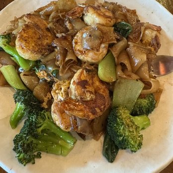 Tawanna Thai - Pad-se-ew with yummy shrimp - Thai Near Me - Los Angeles, California Tawanna Thai - Pad-se-ew with yummy shrimp - Thai Near Me - Los Angeles, California