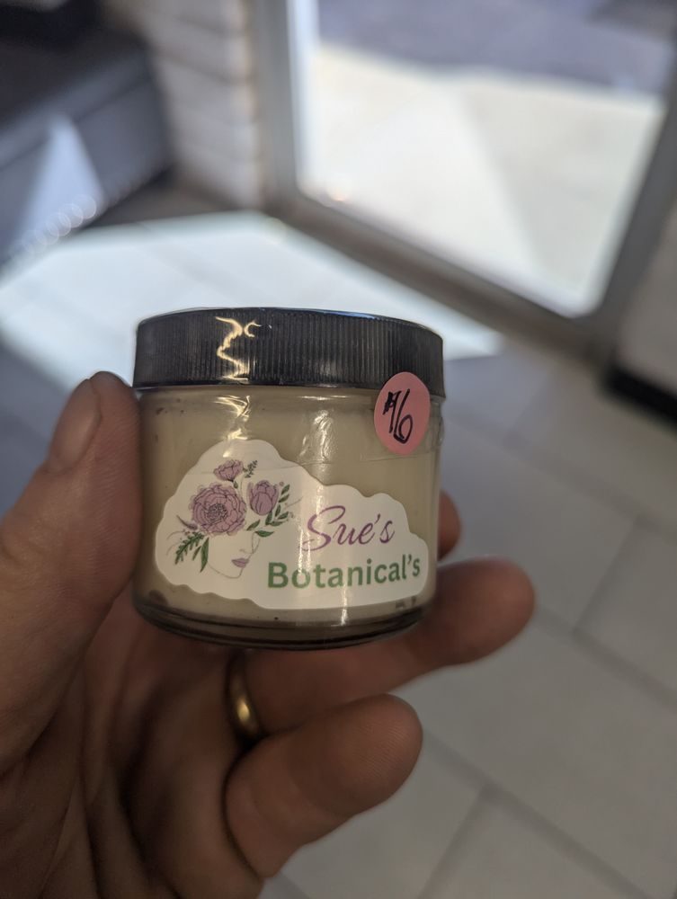 Sue's Botanical's Logo