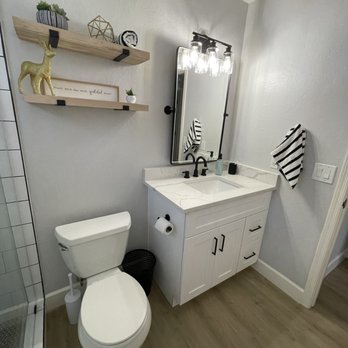 Jarvis Built - a bathroom with a toilet, sink, and shower - General Contractors Near Me - Buckeye, Arizona Jarvis Built - a bathroom with a toilet, sink, and shower - General Contractors Near Me - Buckeye, Arizona