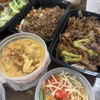 Rincome - Our Famous Yellow Curry Chicken, Papaya Salad with BBQ Chicken, Pad See-Ew - Thai Near Me - Northridge, California Rincome - Our Famous Yellow Curry Chicken, Papaya Salad with BBQ Chicken, Pad See-Ew - Thai Near Me - Northridge, California