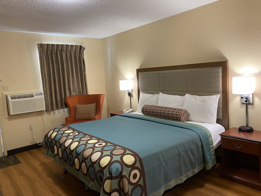 ECONOMY INN LONOKE Updated August 2024 37 Photos 114