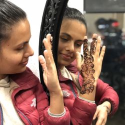 Abheri Eyebrows Threading & More - Beautiful art of mehendi!