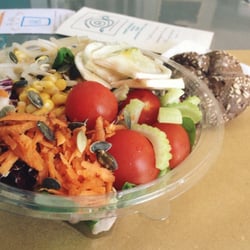 Piadina Insalatina - Insalata vegana (insalata mista, carote, pomodorini, mais, finocchi, sedano, semi di zucca), a 5,90 € compreso pane o grissini!