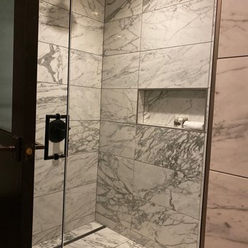 Noelle - Shower - Hotels Near Me - Nashville, Tennessee