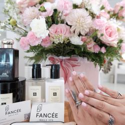 Fancée Nails Spa - Short dip nails