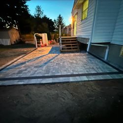 Constructive Greens - A beautiful Chesapeake blend paver patio with a coal color border and decking steps.