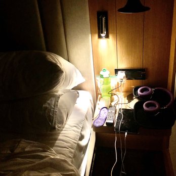TITANIC Chaussee Berlin - Love the multi light options in our room- great to be able to angle the light as to not awake roomie - Hotels Near Me - Berlin, BE