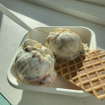 Jeni's Splendid Ice Creams - Gooey Butter Cake Pint and pineapple upside down cake - Ice Cream & Frozen Yogurt Near Me - Washington, DC, District of Columbia Jeni's Splendid Ice Creams - Gooey Butter Cake Pint and pineapple upside down cake - Ice Cream & Frozen Yogurt Near Me - Washington, DC, District of Columbia