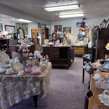 Bitterroot Antique Mall - Variety of items - Antiques Near Me - Hamilton, Montana Bitterroot Antique Mall - Variety of items - Antiques Near Me - Hamilton, Montana