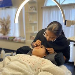 Student working on a live model during her Lash Training