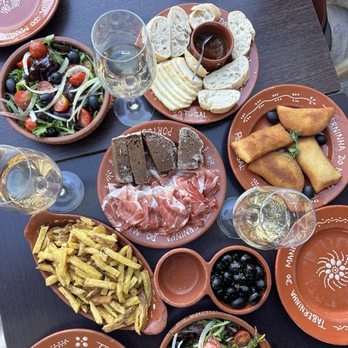 Taberninha do Manel - Mixed salad, fries, brown bread and prosciutto, olives, empanadas, green wine, sheep's cheese, jam - Portuguese Near Me - Vila Nova de Gaia, 13