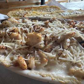 Aviator Pizza & Drafthouse - Chicken Alfredo - Pizza Near Me - Elgin, Texas