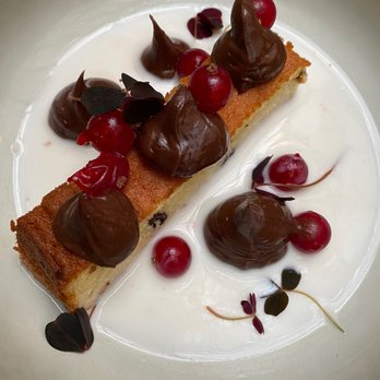 Terra - Genoa bread cookie with dark chocolate, ganache, currants and almond milk - French Near Me - Paris, 75 Terra - Genoa bread cookie with dark chocolate, ganache, currants and almond milk - French Near Me - Paris, 75