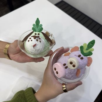 Eiswelt Gelato - doggy and piggy and piglet with new year hats - Gelato Near Me - Westminster, California Eiswelt Gelato - doggy and piggy and piglet with new year hats - Gelato Near Me - Westminster, California