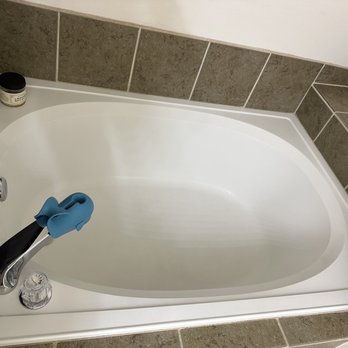 Glady's Cleaning Services - Garden tub and tile. Grout was all scrubbed! - Home Cleaning Near Me