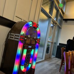 Cherie’s Southern Kitchen - Jukebox with soulful tunes