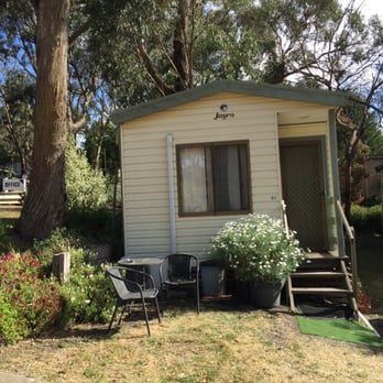 Macedon Caravan Park - Ensuite cabin - Outdoor/front of cabin. - Campgrounds Near Me - Macedon, VIC