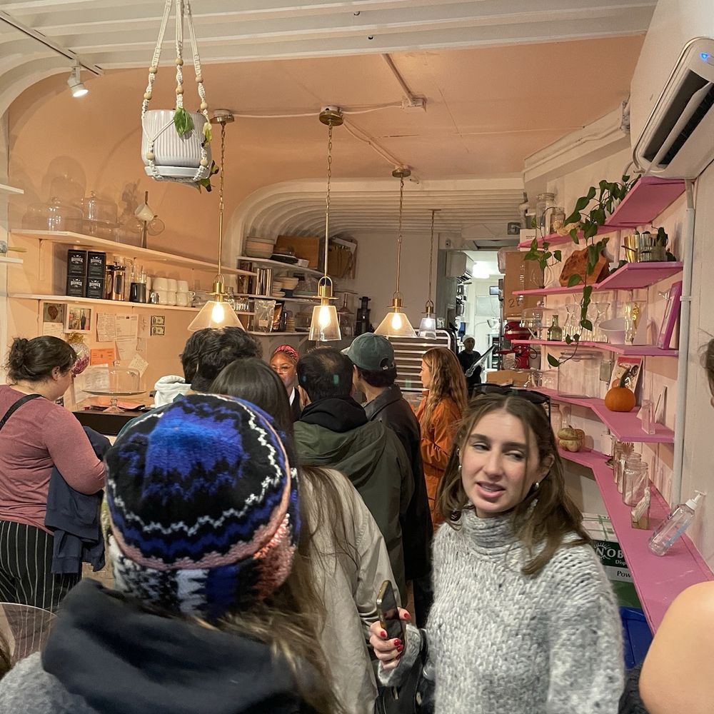 The Pastry Box - 4:30pm Saturday. Quick line, all 1/4lb chocolate chip cookies ($6) orders - Bakeries Near Me - New York, New York