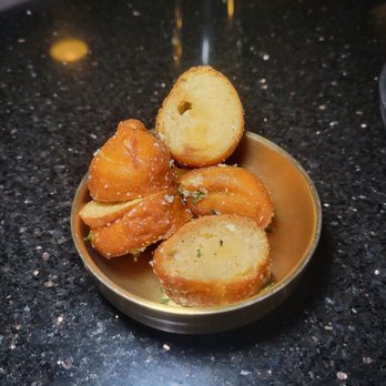 Brass Rabbit Pub - Garlic bread bites complimentary IG @ SpicyAivy - Pubs Near Me - Arlington, Virginia