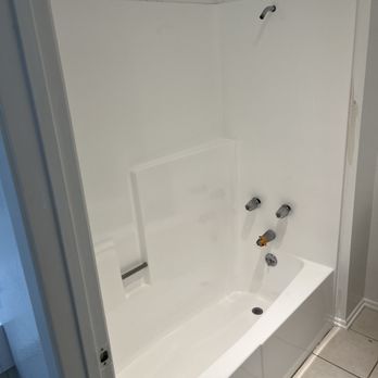 Metro Refinishing - Bathroom 2 after - Refinishing Services Near Me