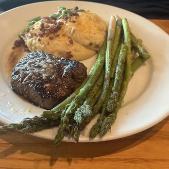 Chili's - Sirloin steak with mashed potatorpes and asparagus - Bars Near Me - Naples, Florida Chili's - Sirloin steak with mashed potatorpes and asparagus - Bars Near Me - Naples, Florida