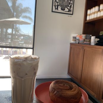 Dune Coffee Roasters - Vanilla latte and cinnamon roll - Coffee & Tea Near Me - Goleta, California