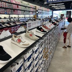 SKECHERS Warehouse Outlet - Yes it's as large and long as it looks!
