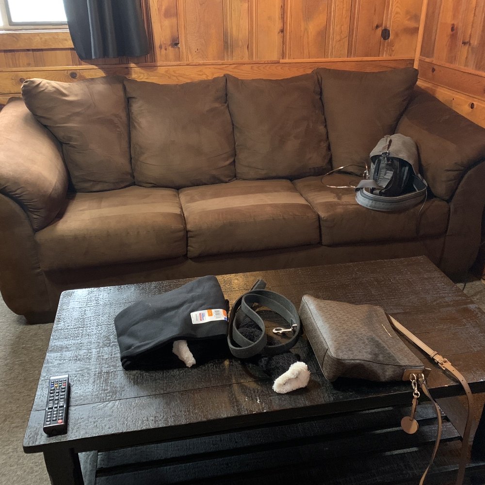 Hidden Rest Resort - Comfy couch and a tv on the opposite wall and they pay for Hulu! - Resorts Near Me - Lakeside, Arizona
