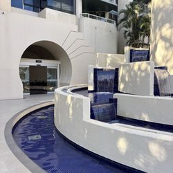 Honolulu Park Place - Entrance to main lobby