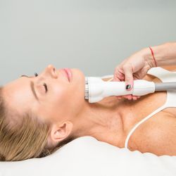 Kamour Spa - Venus Legacy to tightening neck.