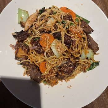 Yard House - Spicy Beef Garlic Noodles - New American Near Me - Honolulu, Hawaii Yard House - Spicy Beef Garlic Noodles - New American Near Me - Honolulu, Hawaii