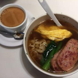 Breakfast set E: instant ramen with luncheon meat and scrambled egg
