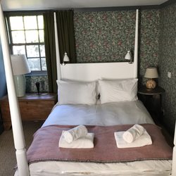 The Photographer's Studio at Rock House - Photographer's studio bedroom on first floor. Such fluffy pillows and warm duvet!