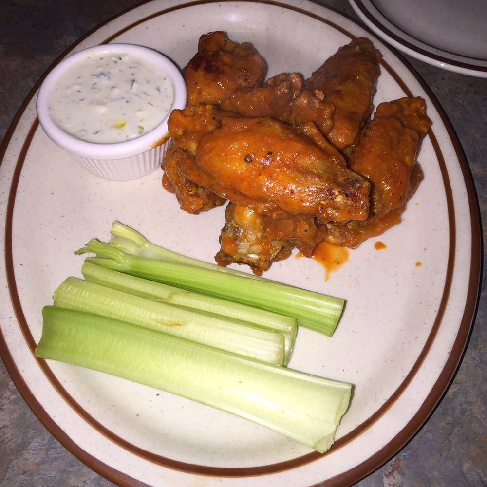 Bobby G's Pizzeria - Their wings are so f****** good... Well at least the ones we had. Came out steaming hot!! You can see it in the photo - Pizza Near Me - Berkeley, California