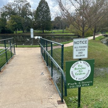 Morris Memorial park - Parks Near Me - Elgin, Texas