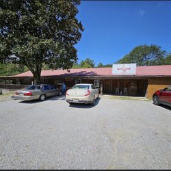 The Farmhouse Restaurant - The Farmhouse Restaurant from the road.