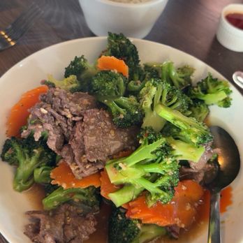 Chanpen Thai Cuisine - Beef with broccoli and carrots - Thai Near Me - Tempe, Arizona