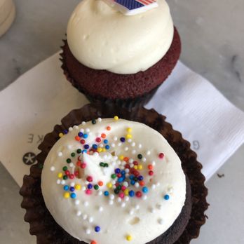 Georgetown Cupcake - Both of my cupcakes! - Cupcakes Near Me - Washington, DC, District of Columbia Georgetown Cupcake - Both of my cupcakes! - Cupcakes Near Me - Washington, DC, District of Columbia