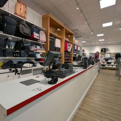 Premium Outlet Collection Edmonton International Airport - Tommy Hilfiger store