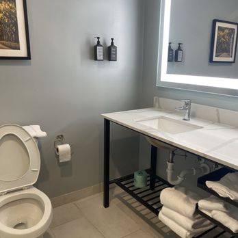 The Kingston Hotel - Clean and large bathroom - Hotels Near Me - Garden City, Georgia The Kingston Hotel - Clean and large bathroom - Hotels Near Me - Garden City, Georgia