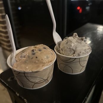 Halo Pub - Bowl of Amaretto Chocolate Almond and M&M, and a bowl of Cookies and Cream - Ice Cream & Frozen Yogurt Near Me - Princeton, New Jersey Halo Pub - Bowl of Amaretto Chocolate Almond and M&M, and a bowl of Cookies and Cream - Ice Cream & Frozen Yogurt Near Me - Princeton, New Jersey
