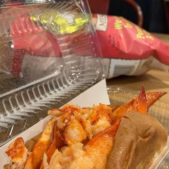 Pauli's - Lobster roll - Sandwiches Near Me - Boston, Massachusetts