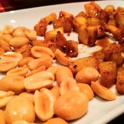 Steppers - Trocken und salzig: Kelewele with Groundnuts" (gebratene reife Kochbananen mit Erdnüssen)