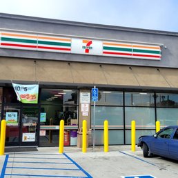 the entrance to a fast food restaurant