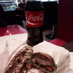 Healthy Hunter - Lækker sandwich som virkelig smager af noget med friske grøntsager. :) De laver også gode smoothies. Generelt et super godt sted