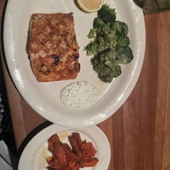 The White Chocolate Grill - Salmon with Broccoli and Carrots - American Near Me - Phoenix, Arizona